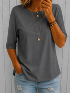 Close-up of the stitching and quality finish on the hem of this essential everyday t-shirt.