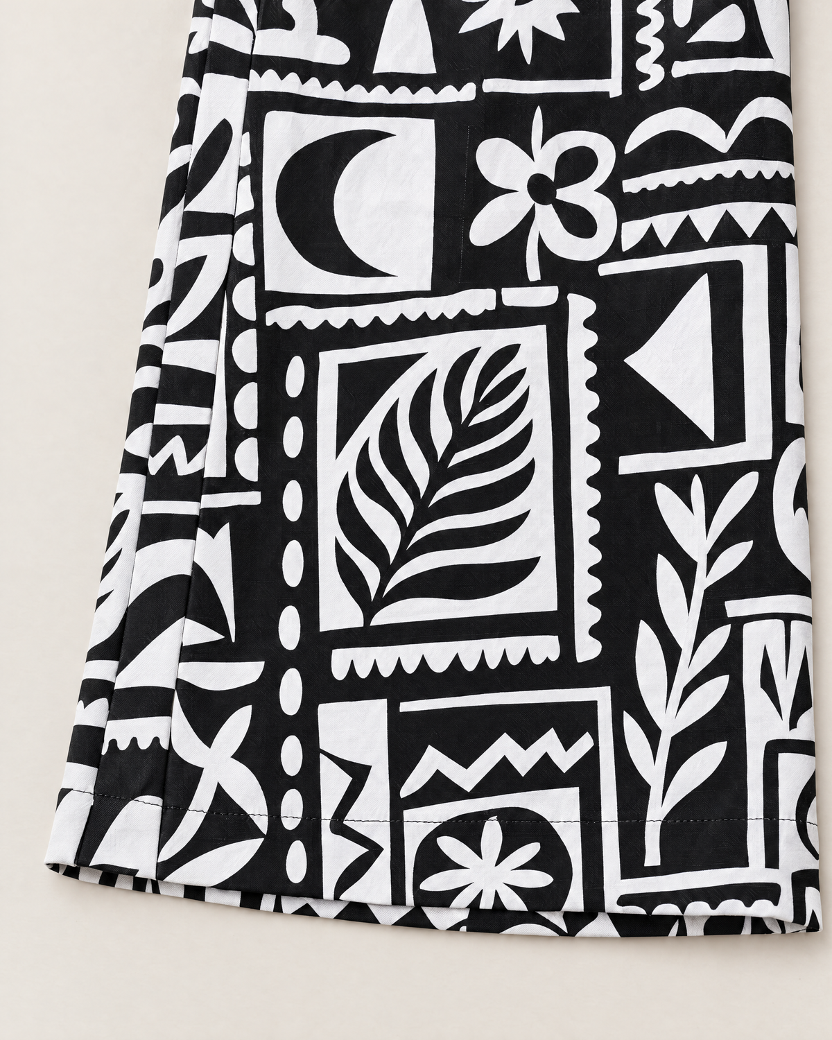 Astrid High-Waisted Wide Leg Trousers - detail of the fabric and hem, Black Print