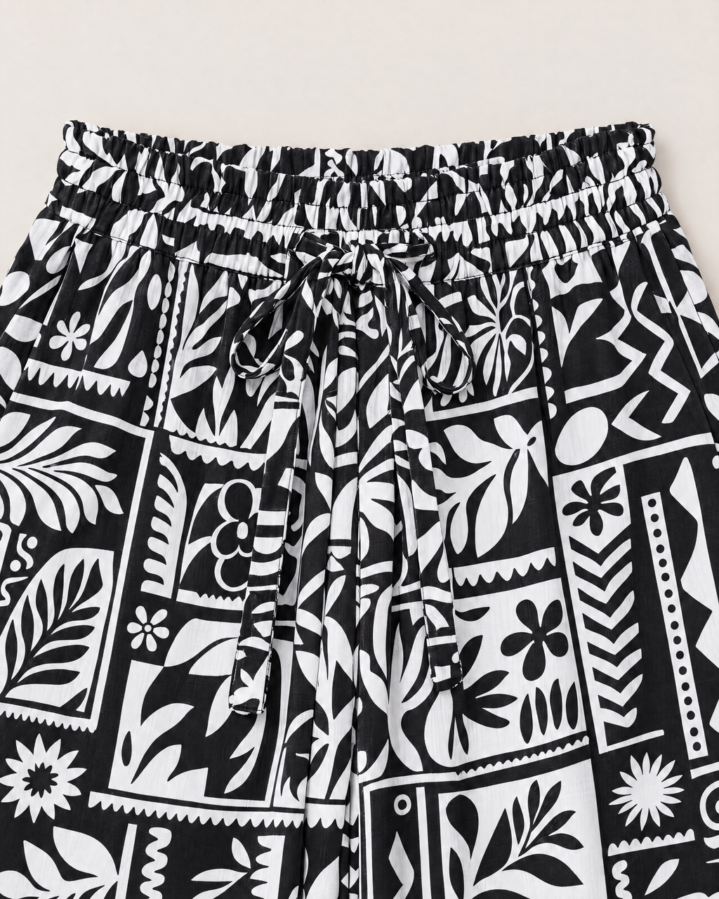 Astrid High-Waisted Wide Leg Trousers - detail of the waistband, Black Print