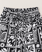 Astrid High-Waisted Wide Leg Trousers - detail of the waistband, Black Print