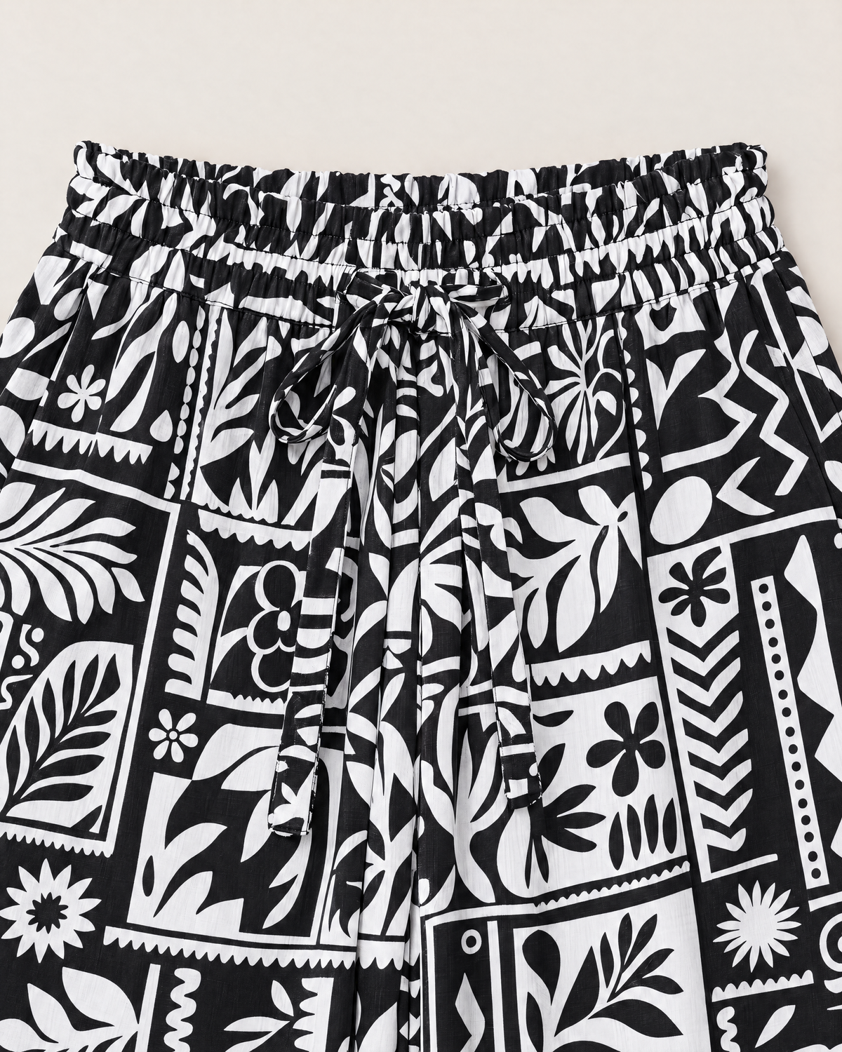 Astrid High-Waisted Wide Leg Trousers - detail of the waistband, Black Print