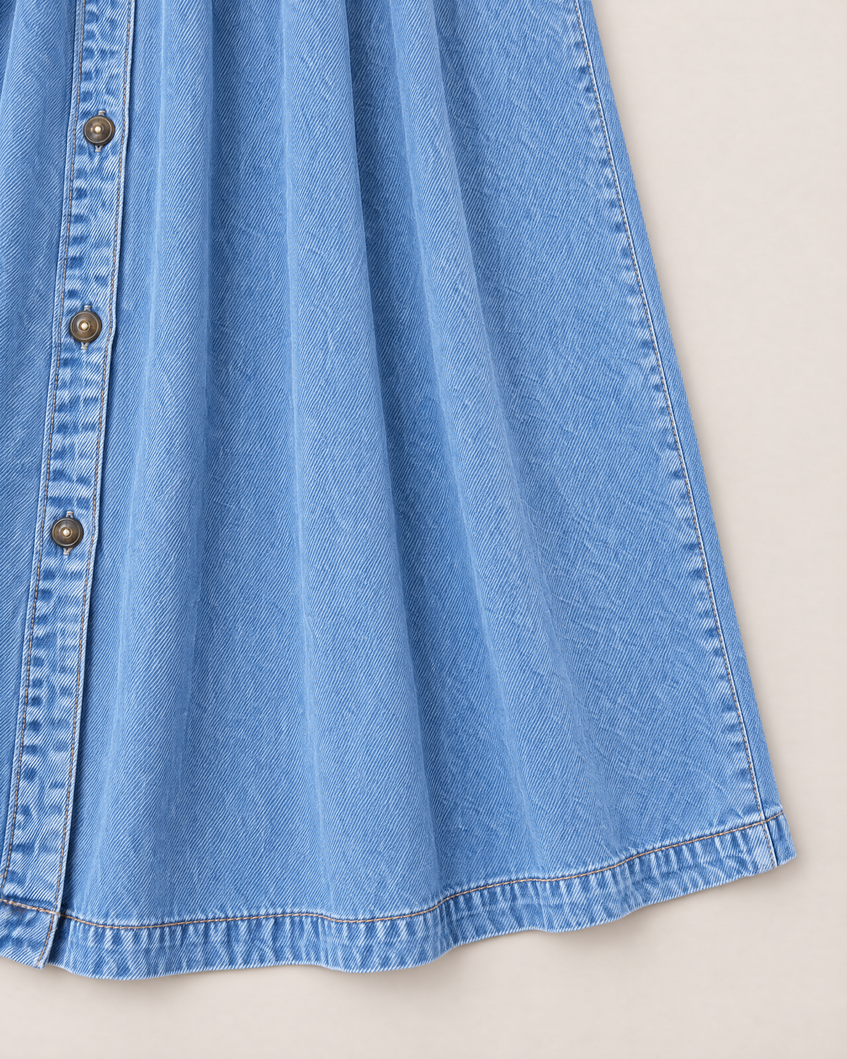 Aurelia Effortless Button-Front Dress - detail of the fabric and side edge, Light Blue