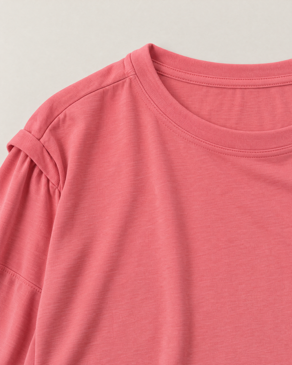 Ellen Comfort Lounge Set - detail of the top's neckline, Rose